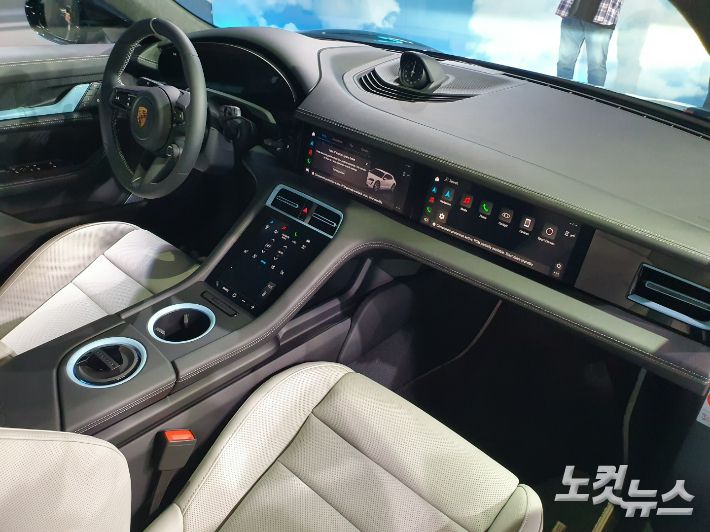 포르쉐코리아는 12일 강남구 신사동에 있는 존더분쉬 하우스에서 국내 최초 존더분쉬 적용 모델인 '타이칸 4S 크로스 투리스모 포 제니 루비 제인'을 공개했다. 김승모 기자