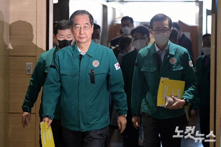 한덕수 국무총리가 2일 정부서울청사에서 열린 이태원 사고 중대본 회의에 참석하고 있다. 박종민 기자