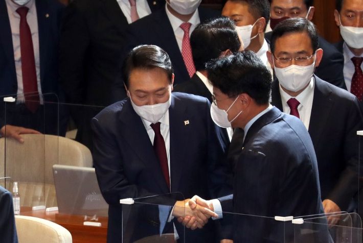 윤석열 대통령이 지난달 25일 오전 국회 본회의장에서 내년도 정부 예산안에 대한 시정연설을 마친 뒤 회의장을 나가며 장제원 의원과 대화하고 있다. 연합뉴스