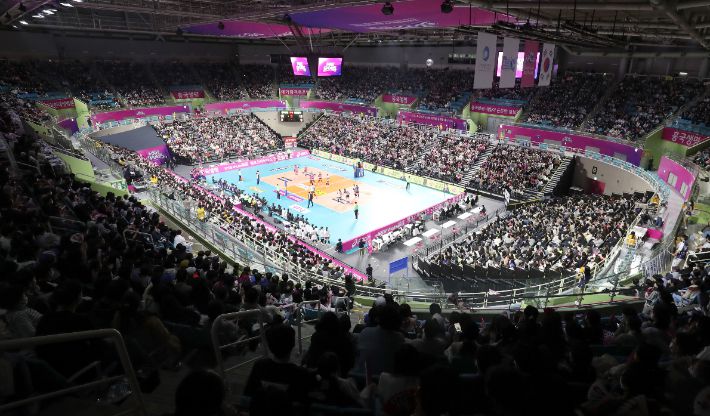 13일 인천 삼산월드체육관에서 열린 여자프로배구 흥국생명배구단 핑크스파이더스와 한국도로공사 하이패스 배구단의 경기에 5800명 관중이 만원을 이룬 모습. 연합뉴스
