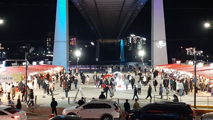 여수밤바다 낭만포차가 관광객과 시민들로 북적이고 있다. 여수시 제공