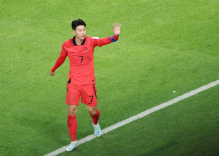 월드클래스 손흥민이 매너. 연합뉴스