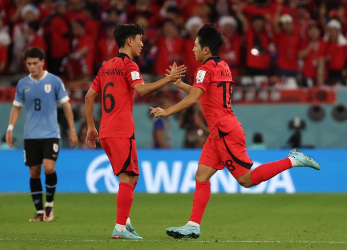 후반 투입되는 이강인     (알라이얀=연합뉴스) 임헌정 기자 = 24일 오후(현지시간) 카타르 알라이얀의 에듀케이션 시티 스타디움에서 열린 2022 카타르 월드컵 조별리그 H조 1차전 대한민국과 우루과이 경기에서 이강인이 후반 교체멤버로 들어가며 황인범과 인사를 나누고 있다. 2022.11.25     kane@yna.co.kr (끝)   연합뉴스
