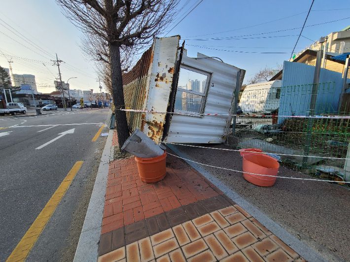 강풍에 넘어진 컨테이너. 연합뉴스