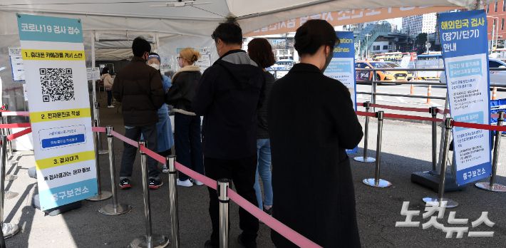 선별검사소에서 의료진이 시민들을 안내하고 있다. 황진환 기자