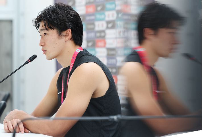 민소매 차림의 조규성     (도하=연합뉴스) 김도훈 기자 = 2022 카타르 월드컵 대표팀 조규성이 19일(현지시간) 카타르 도하 알에글라 훈련장에서 오전 훈련을 마친 뒤 인터뷰를 하고 있다. 2022.11.19     superdoo82@yna.co.kr (끝)   연합뉴스