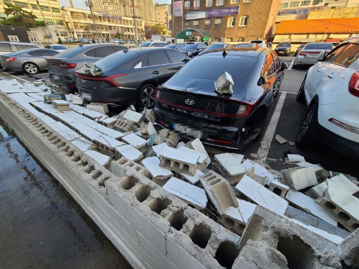 강풍에 넘어진 담장. 연합뉴스