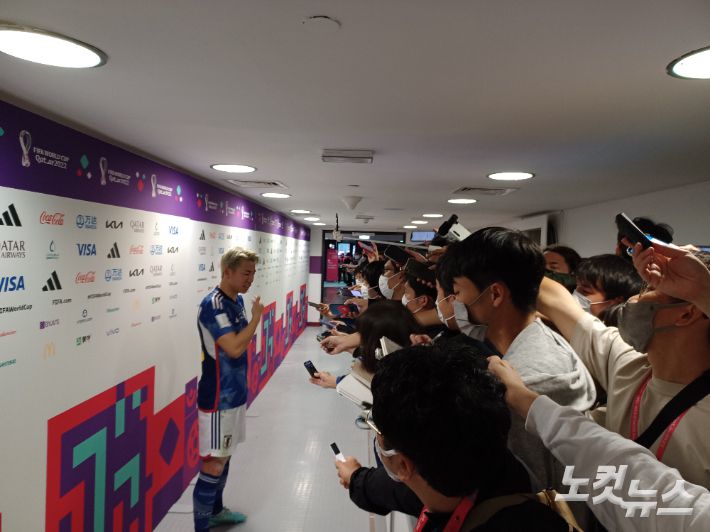 일본-독일전 믹스트존 모습. 역시 마스크를 써야 취재가 가능했다. 노컷뉴스