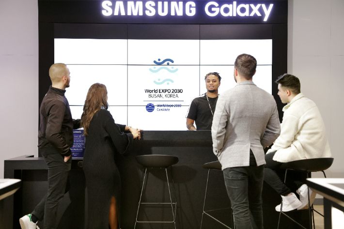 파리 근교 벨리지에 위치한 삼성 매장에서 '2030 부산세계박람회' 홍보 영상이 상영되는 모습. 삼성전자 제공