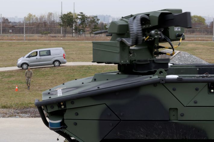 29일 경기 평택 캠프 험프리스 주한미군 기지에서 열린 한화에어로스페이스의 다목적무인차량 '아리온스멧(Arion-SMET)' 성능시연행사에서 아리온스멧의 RCWS가 표적을 향해 조준하고 있다. 평택=사진공동취재단