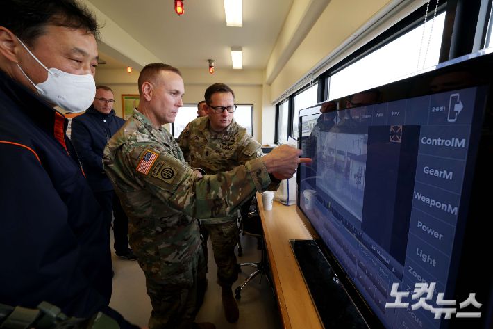 29일 경기 평택 캠프 험프리스 주한미군 기지에서 열린 한화에어로스페이스의 다목적무인차량 '아리온스멧(Arion-SMET)' 성능시연행사에서 미8군 작전부사령관 마크 홀러(가운데) 준장 등이 아리온스멧의 원거리 감시장치가 전송한 화상을 살펴보고 있다. 평택=사진공동취재단