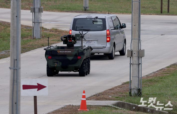 29일 경기 평택 캠프 험프리스 주한미군 기지에서 열린 한화에어로스페이스의 다목적무인차량 '아리온스멧(Arion-SMET)' 성능시연행사에서 아리온스멧이 자율주행으로 선두 차량을 따라가고 있다. 평택=사진공동취재단
