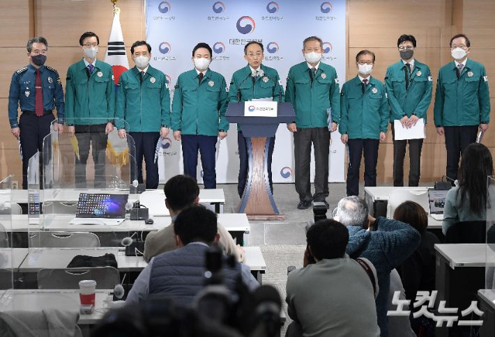 추경호 경제부총리 겸 기획재정부 장관이 29일 정부서울청사 브리핑실에서 원희룡 국토교통부 장관과 한동훈 법무부 장관, 이상민 행정안전부 장관, 이창양 산업통상자원부 장관, 이정식 고용노동부 장관, 조승환 해양수산부 장관, 방문규 국무조정실장, 윤희근 경찰청장 등이 배석한 가운데 '화물연대 집단운송거부' 관련 관계부처 합동 브리핑을 하고 있다. 박종민 기자