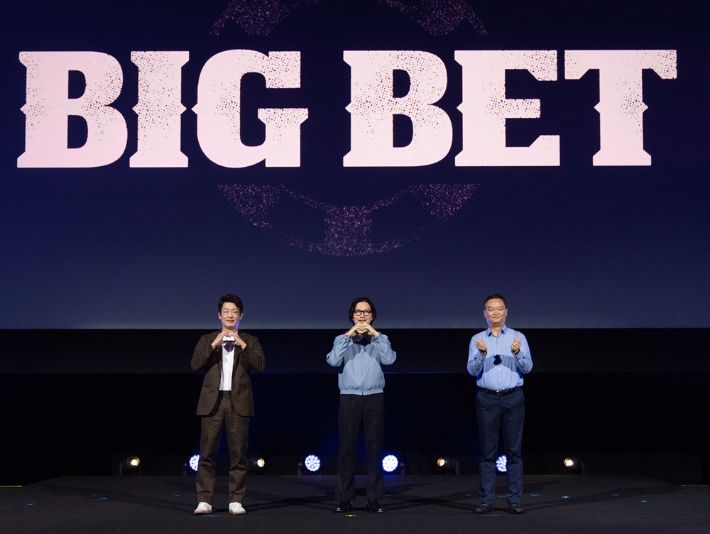 1일(현지 시간) 싱가포르 마리나 베이 샌즈에서 열린 디즈니+ 오리지널 시리즈 '카지노' 기자간담회에 참석한 허성태, 이동휘, 강윤성 감독. 월트디즈니 컴퍼니 제공