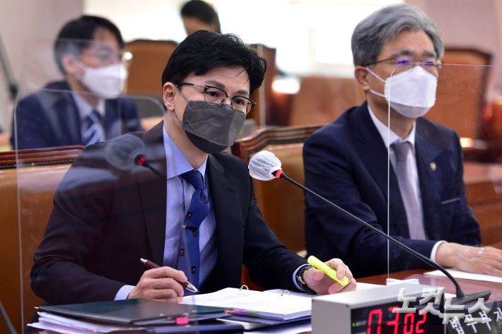 23일 서울 여의도 국회에서 열린 법제사법위원회 전체회의에서 한동훈 법무부 장관이 의원 질의에 답변을 하고 있다. 윤창원 기자