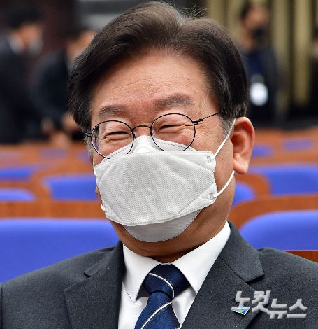 더불어민주당 이재명 대표가 29일 서울 여의도 국회의에서 열린 의원총회에서 환하게 웃고 있다. 윤창원 기자