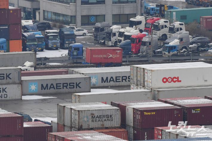 화물연대 파업 13일째인 6일 경기도 의왕시 내륙컨테이너기지(ICD)에 컨테이너들이 쌓여있다. 류영주 기자