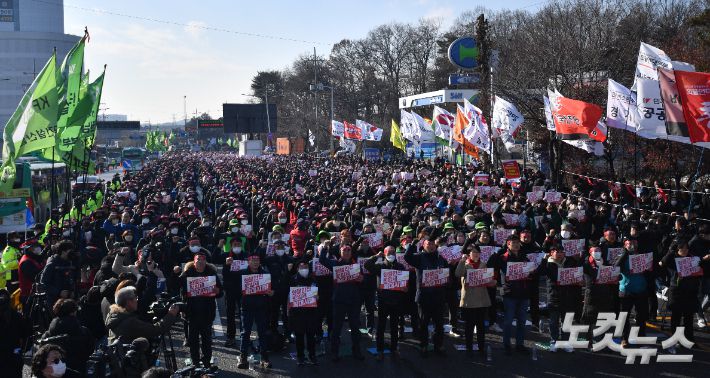 민주노총 공공운수노조 화물연대본부의 총파업이 13일째 이어지고 있는 6일 오후 경기 의왕시 의왕ICD 제2터미널 앞에서 민주노총 노조원들이 총파업·총력투쟁 결의대회를 하고 있다. 류영주 기자