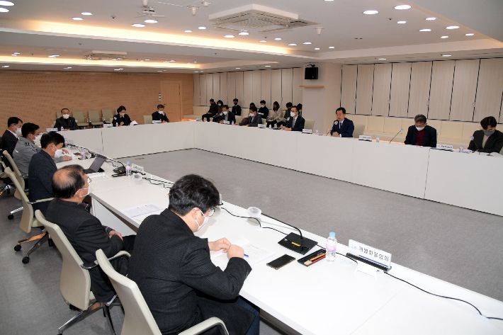 문영훈 광주광역시 행정부시장이 6일 오후 시청 중회의실에서 열린 화물연대 파업 장기화에 따른 민‧관 합동 대책회의를 주재하고 있다. 광주광역시 제공