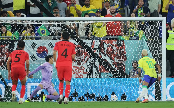 6일(한국 시간) 카타르 도하 974스타디움에서 열린 2022 카타르 월드컵 16강전 대한민국과 브라질의 경기. 부상에서 복귀한 네이마르가 페널티킥을 성공하고 있다. 연합뉴스