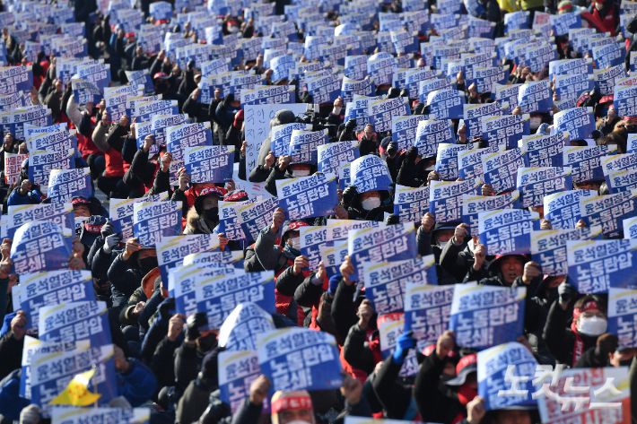 민주노총 공공운수노조 화물연대본부의 총파업이 13일째 이어지고 있는 6일 오후 경기 의왕시 의왕ICD 제2터미널 앞에서 민주노총 노조원들이 총파업·총력투쟁 결의대회를 하고 있다. 류영주 기자