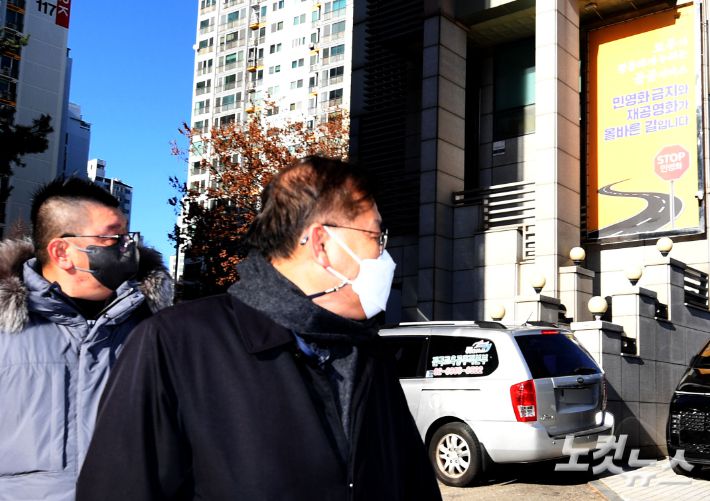 공정거래위원회가 총파업에 나선 민주노총 화물연대본부에 대한 현장조사를 시도한 지난 5일 오전 서울 강서구 공공운수노조 입구에서 공정위 조사관들이 발길을 돌리고 있다. 황진환 기자