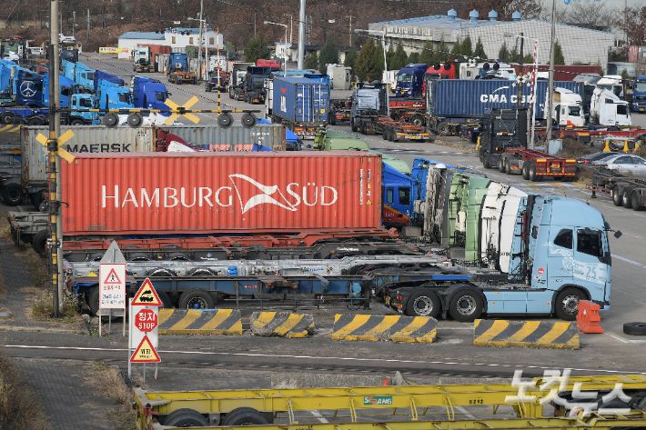 화물연대 파업으로 경기도 의왕ICD 제1터미널에 화물차들이 주차돼 있는 모습. 박종민 기자