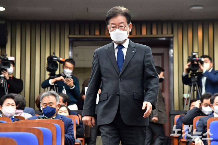 더불어민주당 이재명 대표가 2일 서울 여의도 국회에서 열린 의원총회에 참석하고 있다. 윤창원 기자