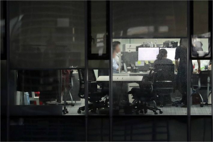 야근하는 직장인의 모습. 연합뉴스