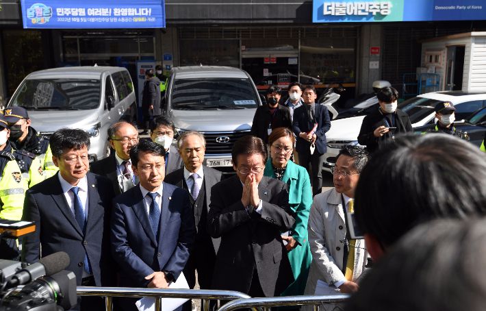 검찰이 민주당사 내 민주연구원에 대한 압수수색에 들어간 24일 오전 서울 여의도 민주당사 앞에서 이재명 대표가 침통한 표정을 짓고 있다. 황진환 기자