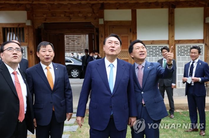 대화하는 윤 대통령과 김기현 국민의힘 의원. 연합뉴스