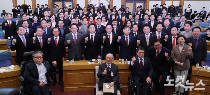 7일 서울 여의도 국회 의원회관에서 열린 친윤 의원들의 공부 모임인 '국민공감' 출범식에서 권성동, 장제원 의원 등 참석 의원들이 기념촬영을 하고 있다. 윤창원 기자