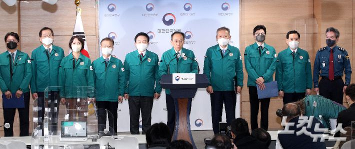 추경호 부총리 겸 기획재정부 장관과 관계부처 장관 등이 8일 서울 종로구 정부서울청사에서 화물연대 집단운송거부 관련 정부합동 브리핑을 하고 있다. 박종민 기자