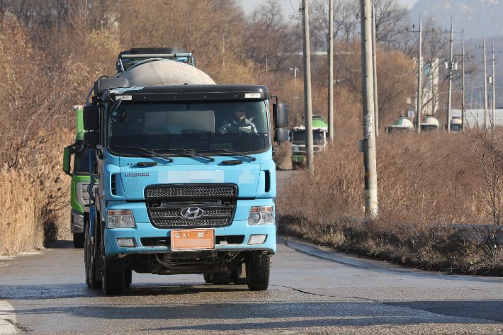 8일 경기도 고양시에서 레미콘 차량이 줄지어 이동하고 있다. 연합뉴스