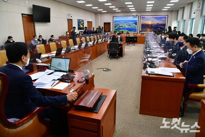 9일 서울 여의도 국회에서 열린 국토교통위원회 전체회의에 국민의힘 의원들이 불참한 가운데 김민기 위원장이 '안전운임제' 일몰기한을 3년 연장하는 화물자동차 운수사업법 일부개정법률안을 의결하고 있다. 윤창원 기자