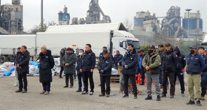 9일 오후 화물연대 충북본부 조합원 50여 명이 파업 철회 찬반투표 결과 발표를 앞두고 도담역 앞 숙영지를 정리한 뒤 해단식을 하고 있다. 연합뉴스