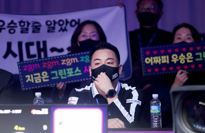 조재호가 16일 강원도 정선군 하이원리조트에서 열린 '하이원리조트 PBA-LPBA 챔피언십 2022' 남자부 결승 경기를 지켜보고 있다. PBA