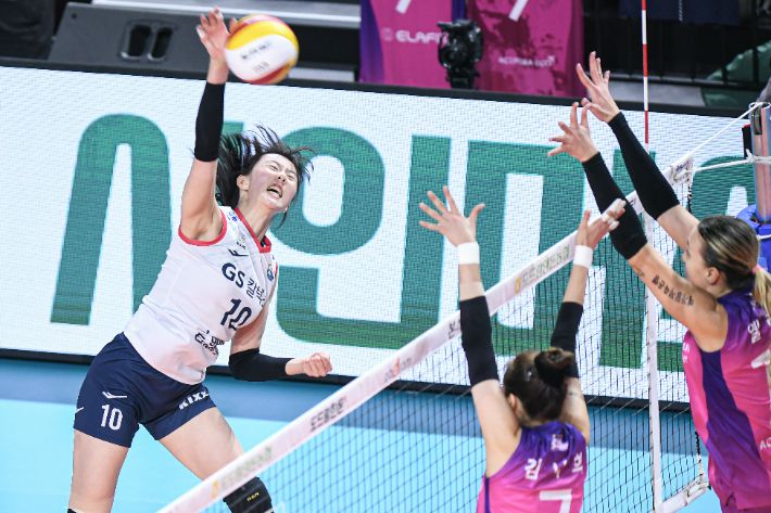 부상에서 복귀한 GS칼텍스 강소휘(왼쪽). 한국배구연맹