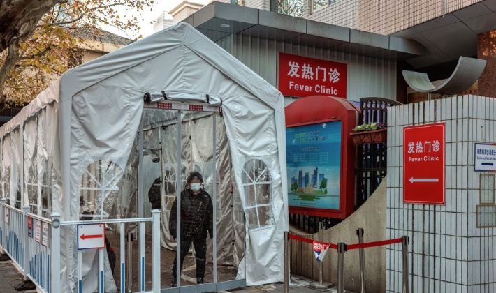 지난 21일 중국 상하이의 임시 발열 진료소. 연합뉴스