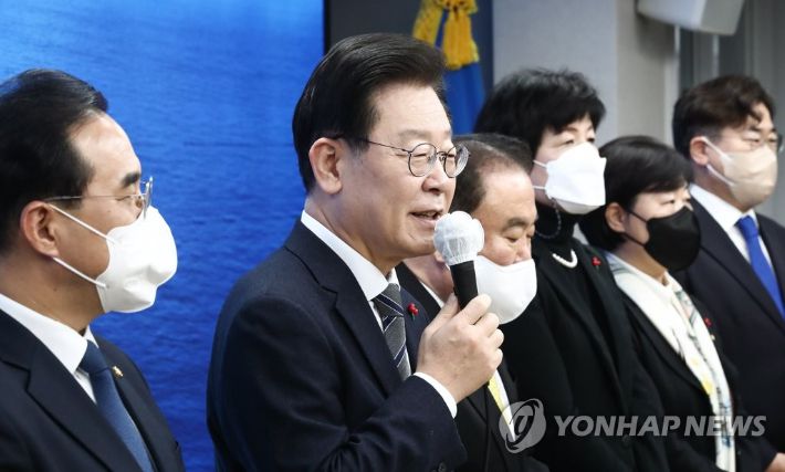 더불어민주당 이재명 대표가 1일 서울 여의도 더불어민주당 중앙당사에서 열린 2023 신년인사회에서 인사말을 하고 있다. 연합뉴스