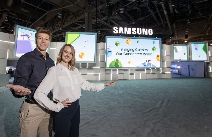 삼성전자 모델이 CES 2023이 열리는 미국 라스베이거스 컨벤션센터 내 삼성전자 전시장 입구의 미디어 파사드를 소개하고 있다. 삼성전자 제공