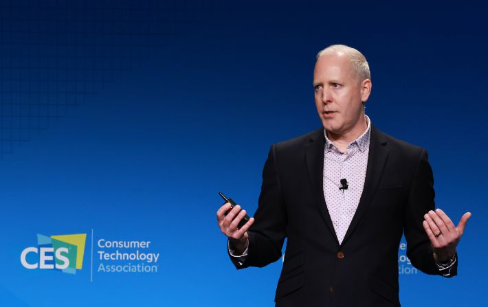 세계 최대 전자 박람회 CES를 주관하는 단체인 미국소비자기술협회(CTA) 스티브 코닉 부회장이 3일 오후(현지시간) 미국 네바다주 라스베이거스 만달레이 베이 컨벤션센터에서 열린 CES 2023 미디어데이 첫날 'CES 2023 테크놀로지 트렌드' 발표에 연사로 나서 올해 CES 주요 트렌드에 대해 소개하고 있다. 연합뉴스