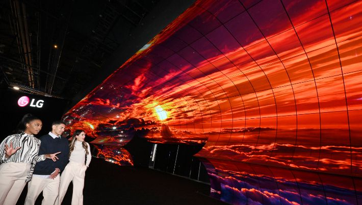 LG전자가 'CES 2023' 전시회에서 LG전자 전시관 입구에 올레드 플렉서블 사이니지 260장을 이어 붙인 초대형 조형물 '올레드 지평선(OLED Horizon)'을 연출해 관람객들의 이목을 집중시킨다. 올레드 지평선은 올레드만이 가능한 기술이 집약된 혁신적인 구조물로, 대자연의 아름다움과 신비함을 섬세하게 표현해 관람객들이 실제 자연 속에서 걷는 듯한 고객경험을 제공한다. LG전자 제공