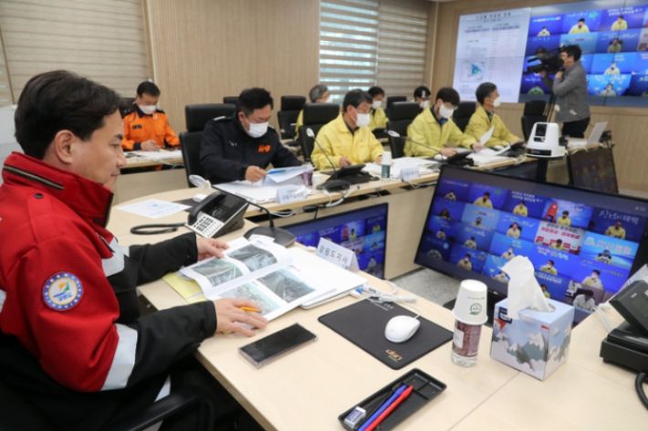 김진태 강원도지사는 18개 시장‧군수들과 함께 긴급상황 점검회의를 열고, 피해상황과 제설현황, 폭설 사전대비태세를 점검했다. 강원도 제공