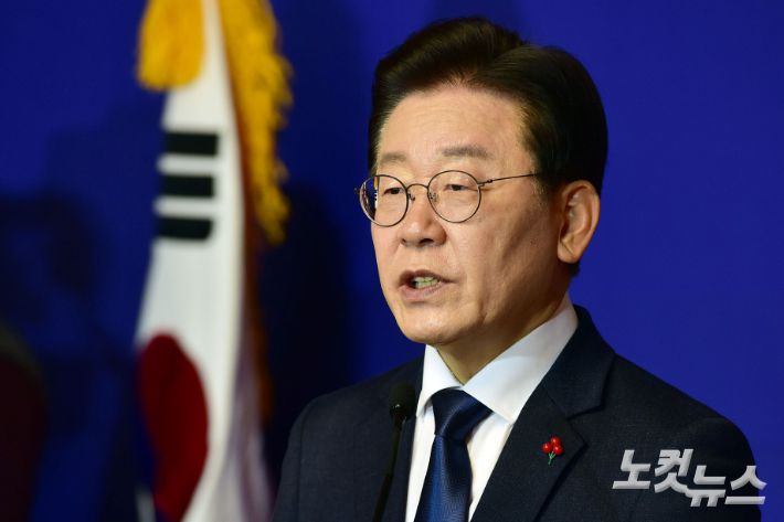 더불어민주당 이재명 대표가 12일 서울 여의도 국회 사랑재에서 2023 신년 기자회견을 하고 있다. 윤창원 기자