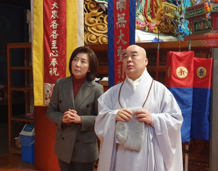 국민의힘 나경원 전 의원이 13일 대한불교 천태종 총본산인 충북 단양 구인사를 방문, 총무원장인 무원 스님의 안내를 받으며 경내를 돌아보고 있다. 독자제공. 연합뉴스