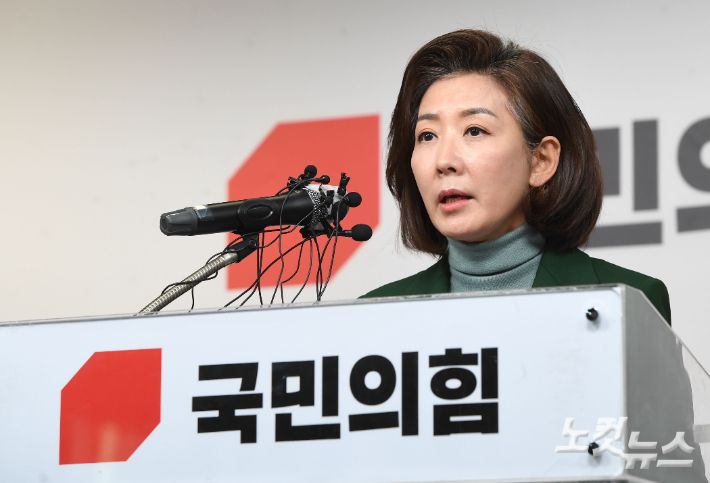 나경원 전 의원이 25일 오전 서울 여의도 국민의힘 중앙당사에서 기자회견을 갖고 당대표 선거 불출마 선언을 하고 있다. 황진환 기자