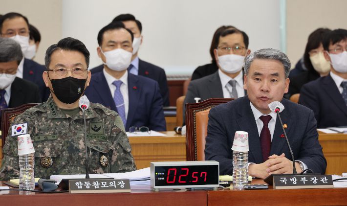 이종섭 국방부 장관(오른쪽)이 지난 26일 오전 서울 여의도 국회에서 북한 무인기의 우리 영공 침투 사태 관련 현안보고를 위해 열린 국방위원회 전체회의에서 의원 질의에 답변하고 있다. 왼쪽은 김승겸 합참의장. 연합뉴스