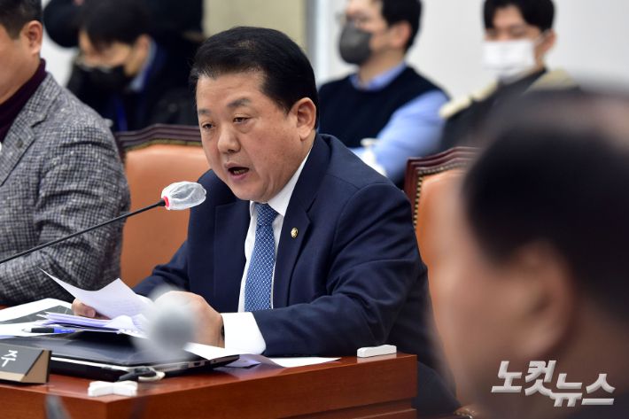 더불어민주당 김병주 간사가 26일 서울 여의도 국회에서 열린 국방위원회 전체회의 북한 무인기 침범에 대한 현안보고에서 신상발언을 하고 있다. 윤창원 기자