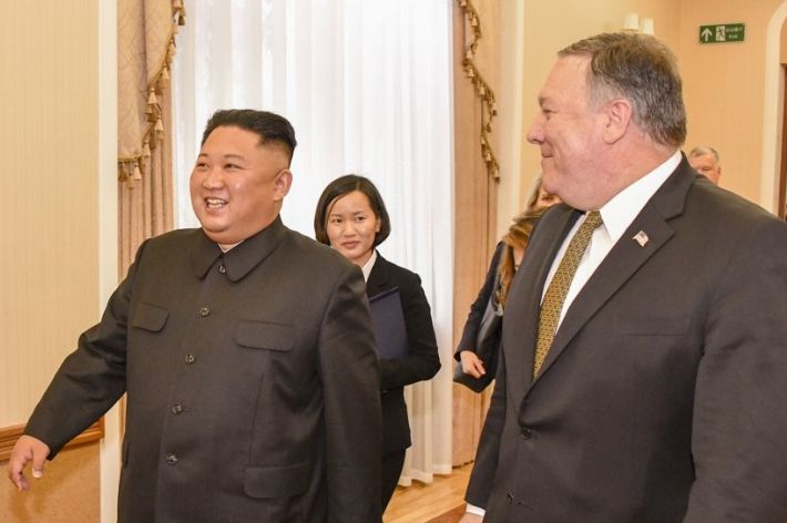 북한 김정은 국무위원장이 지난 2018년 10월 7일 평양을 방문한 마이크 폼페이오 미국 전 국무장관과 오찬을 함께하기 위해 걸어가고 있다. 연합뉴스